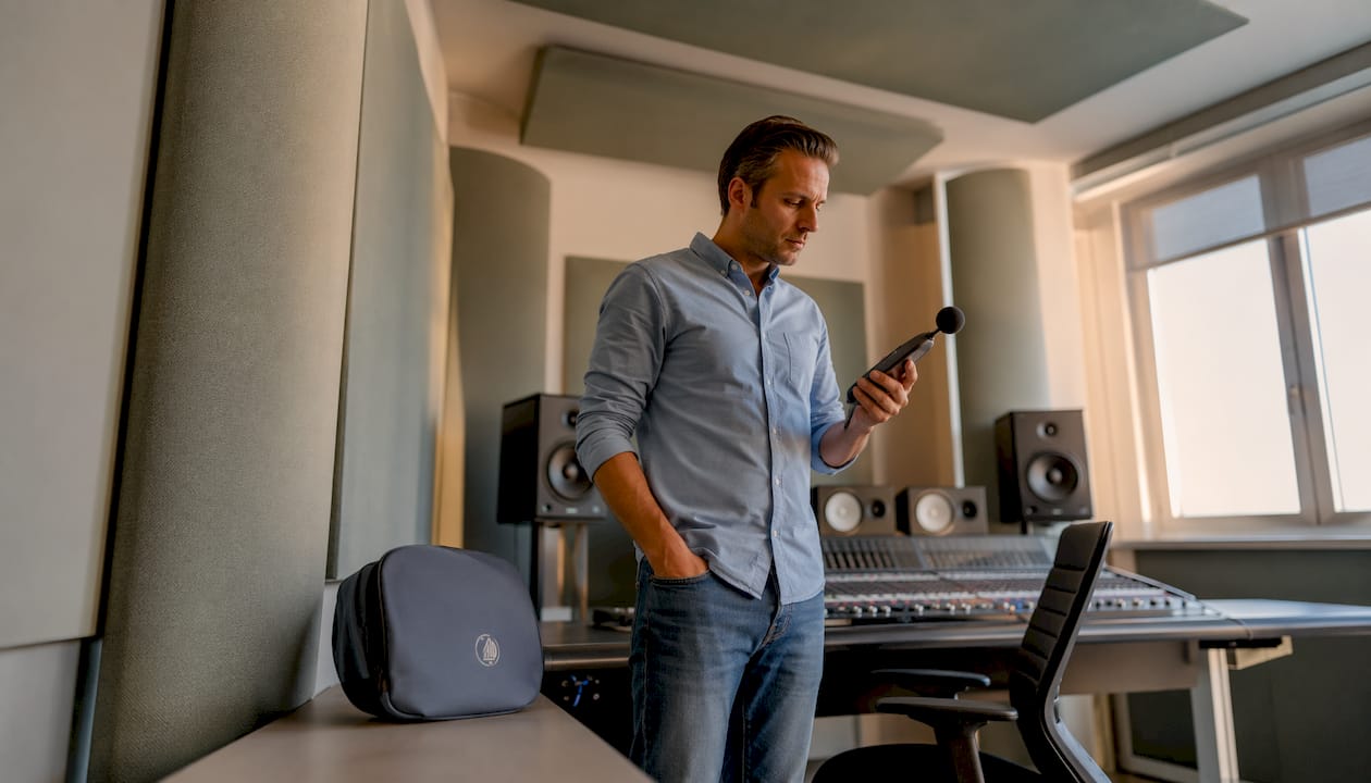 Rôle des matériaux absorbants dans votre studio 7 Een inspecteur controleert de geluidsisolatie in de studio.