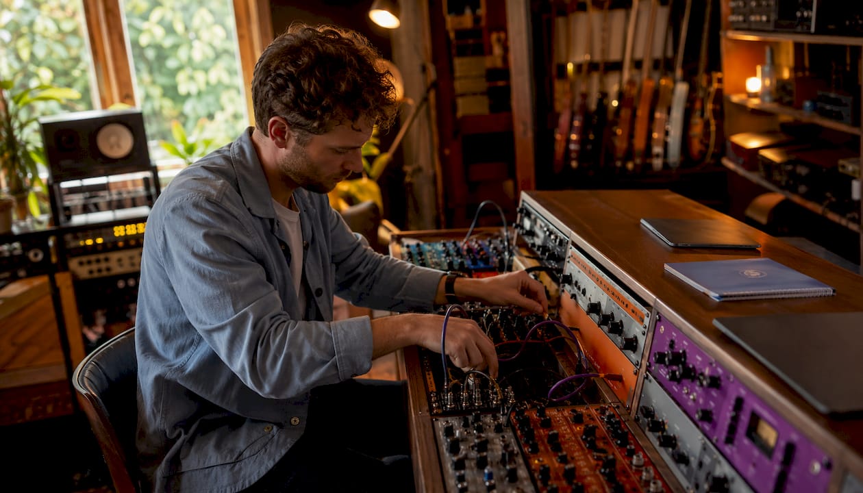 Man sluit gebalanceerde kabels aan in de studio