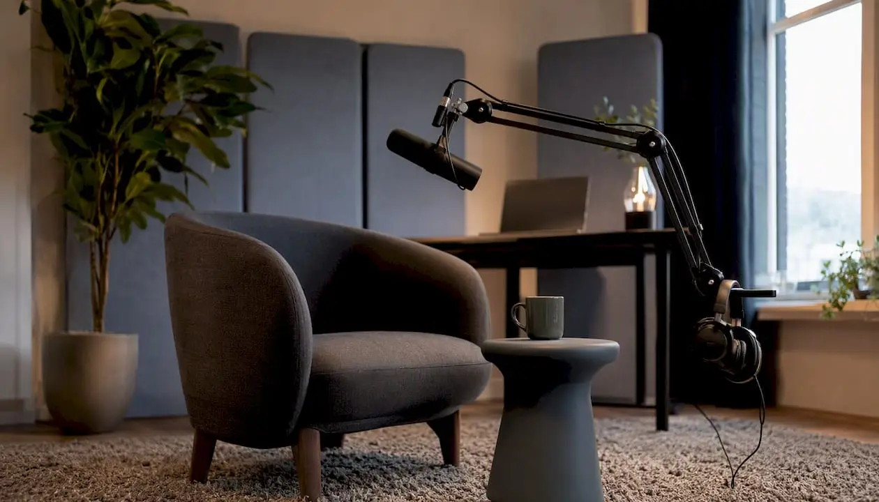 Aménager un studio de podcast : guide pratique étape par étape 1 Een professionele podcaststudio ingericht met geluidsabsorberende panelen en hoogwaardige microfoons.