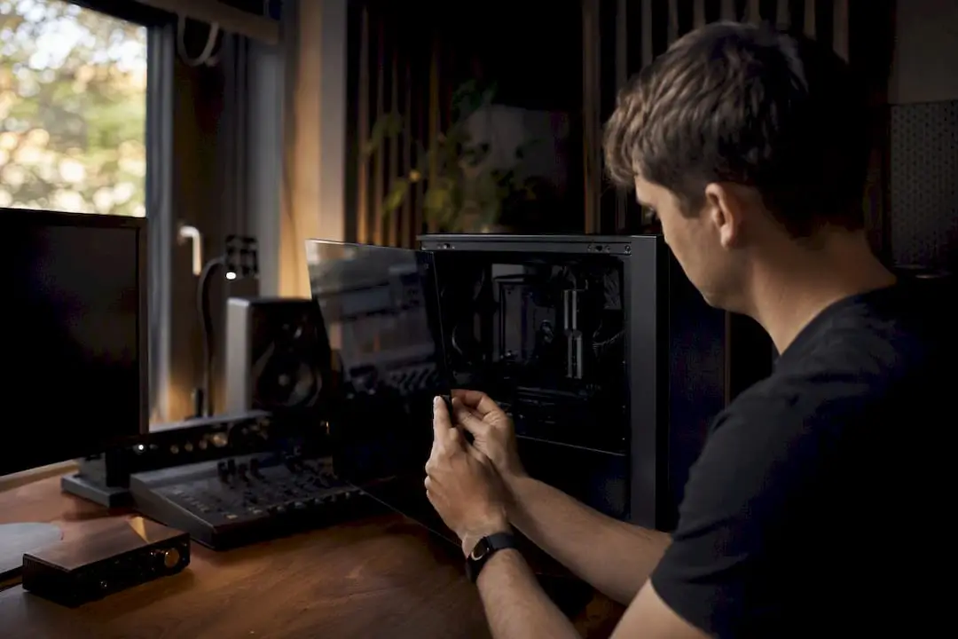Les plugins ne se chargent pas dans votre DAW ? Voici comment les rendre à nouveau visibles 6 Iemand start zijn studio-pc op om problemen met de plugins op te lossen.