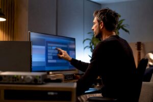 Technicien chargé d'optimiser les réglages audio en studio