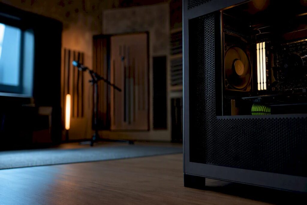Un PC de studio très silencieux installé à côté d'une salle d'enregistrement acoustique