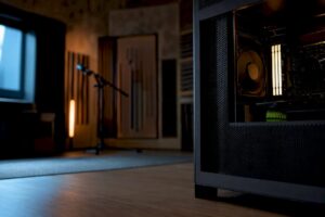 Un PC de studio très silencieux installé à côté d'une salle d'enregistrement acoustique