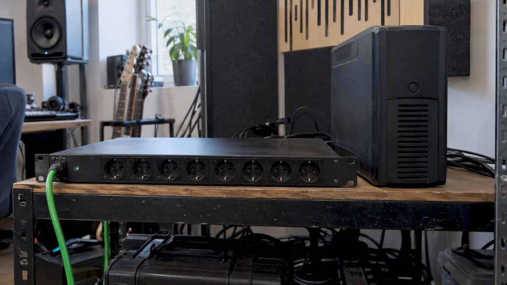 Stabilisateur de tension et onduleur dans un studio de projet