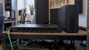 Stabilisateur de tension et onduleur dans un studio de projet