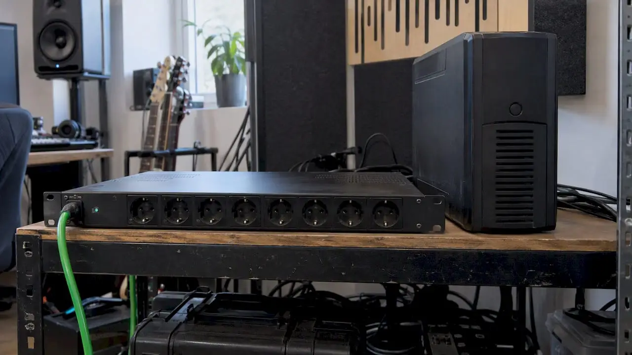 Stabilisateur de tension et onduleur dans un studio de projet