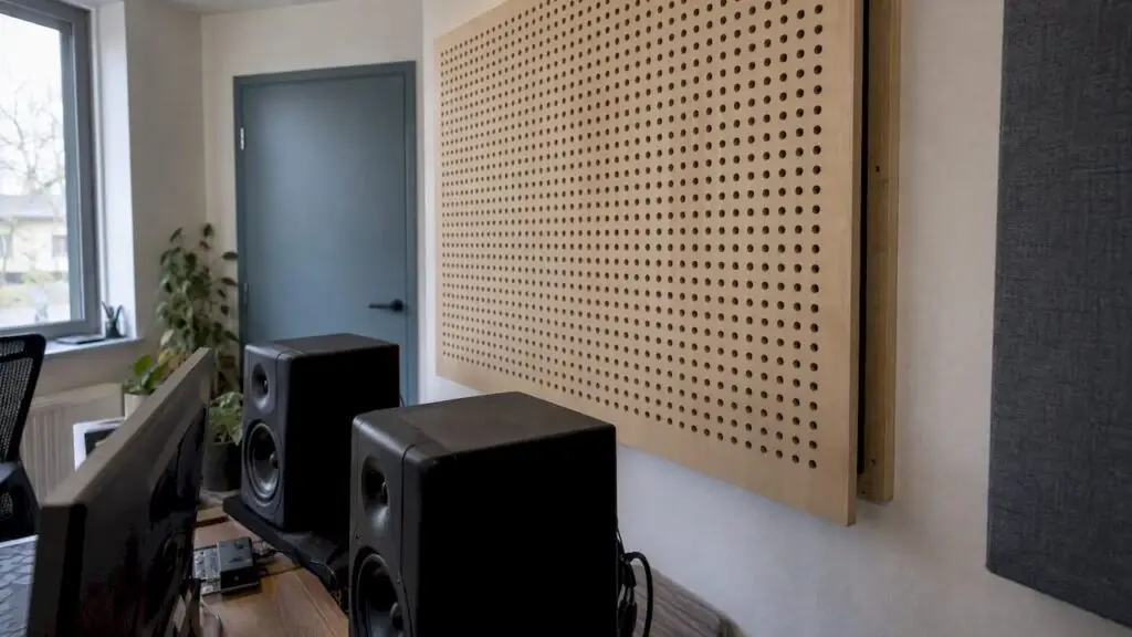 Panneau de résonance perforé dans un home studio