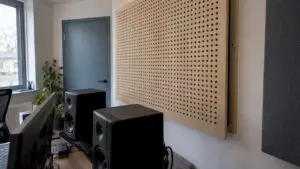 Panneau de résonance perforé dans un home studio
