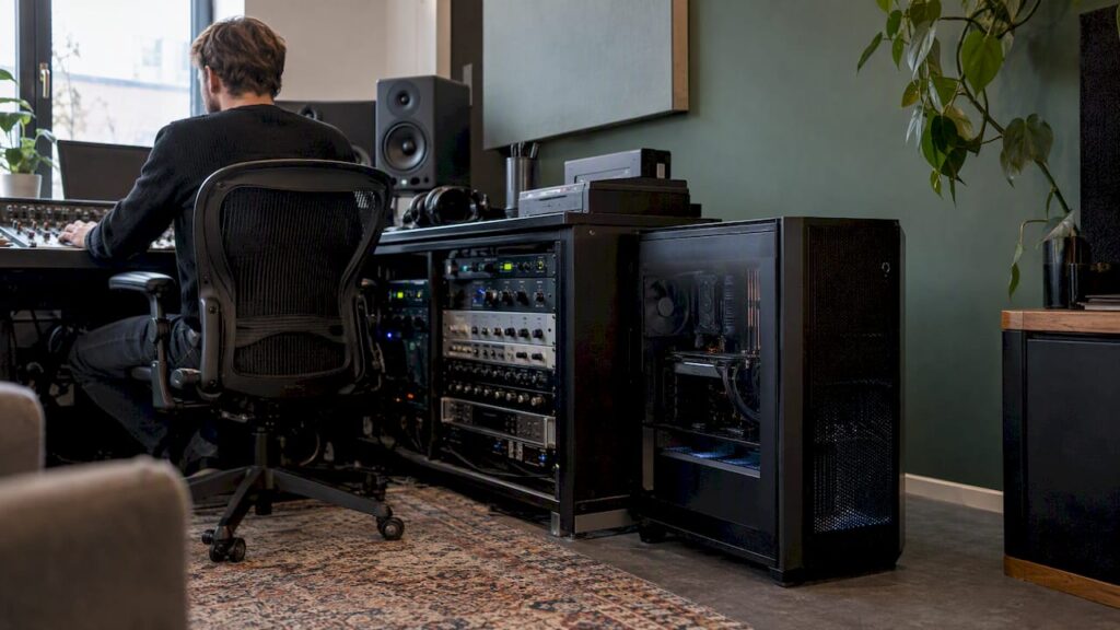 Ordinateur de studio à côté du matériel audio